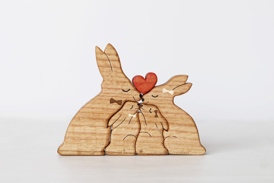 4 hares with a heart with ribbons