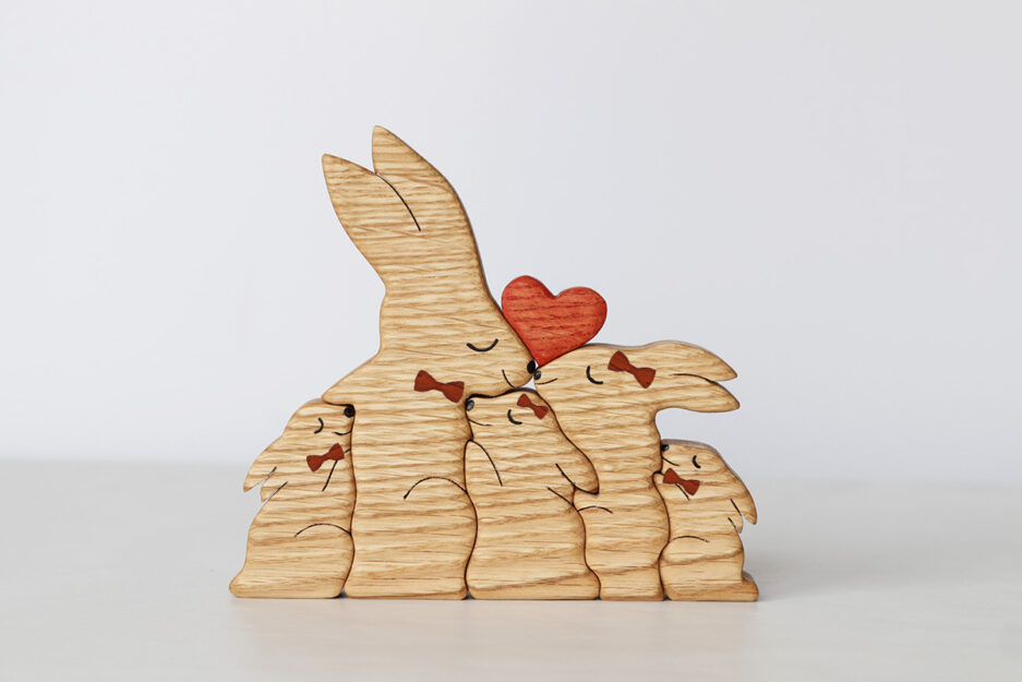 5 hares with a heart and ribbons