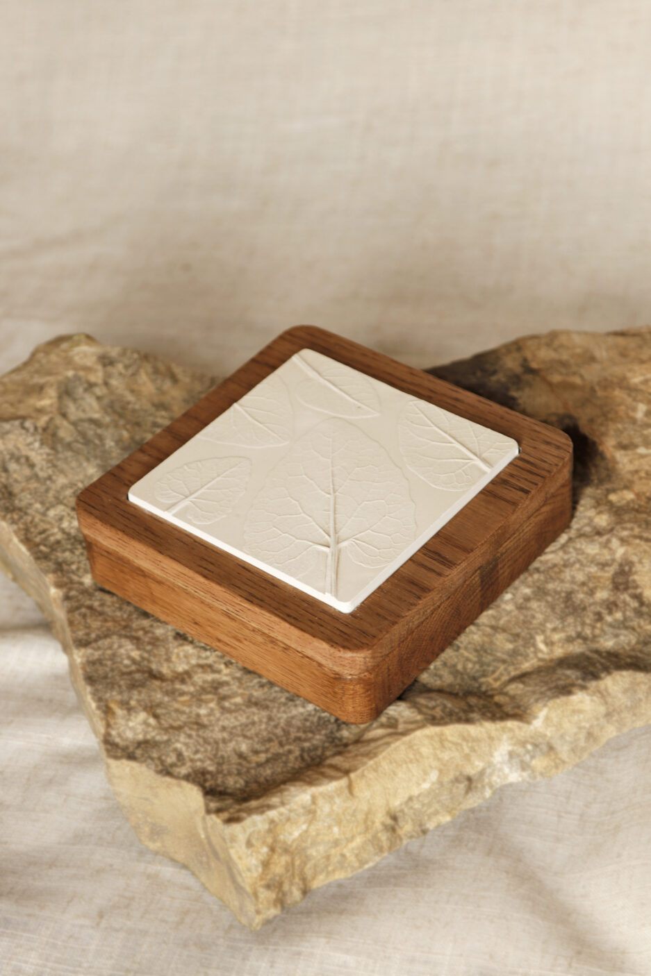 elegante organizador de joyas de madera con bajorrelieve botánico