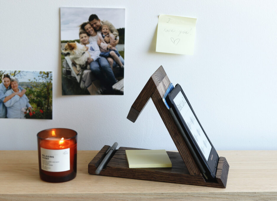 Personalized e-book stand