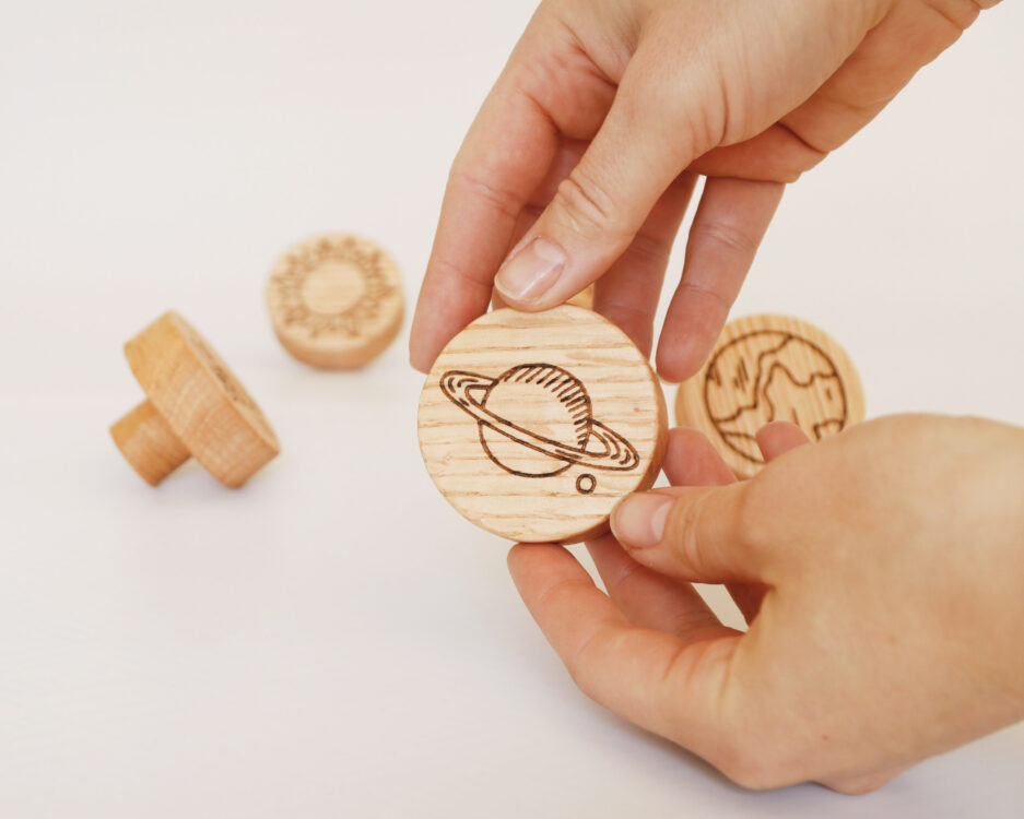 Poigrés de meubles en bois parfaits pour les meubles de chambre pour enfants, le décor de pépinière ou les intérieurs sur le thème de l&#39;espace