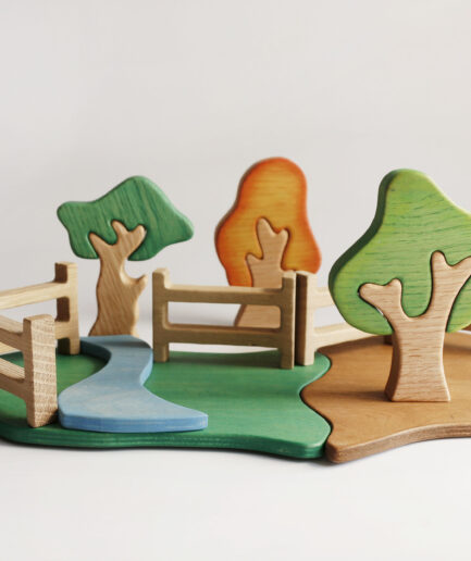 Handgefertigte hölzerne Landschaftsspielset mit farbenfrohen Bäumen, Fluss und Zäunen, perfekt für das fantasievolle Spiel