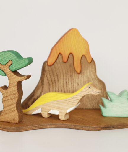 Playset de período Jurásico de madera hecho a mano, con un volcán, un árbol y un arbusto, hechos de madera natural y materiales ecológicos.