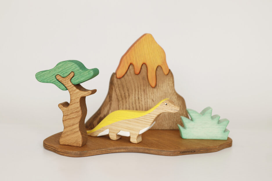 Ensemble de jeu de période jurassique en bois fait à la main avec un volcan, un arbre et un buisson, fabriqués à partir de bois naturel et de matériaux écologiques.