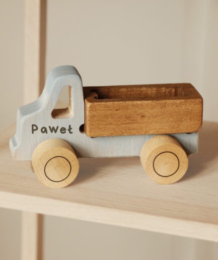 figurine de camion en bois