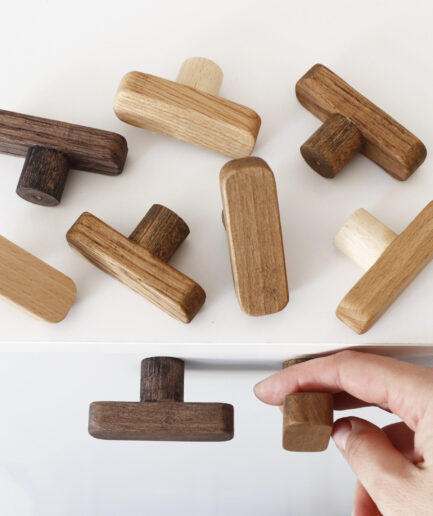 Tirador de armario de madera minimalista elaborado a partir de roble natural.